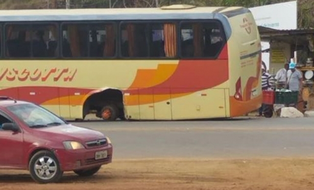 Roda de nibus 'voa' aps se soltar na BR-356 em Cachoeira do Campo