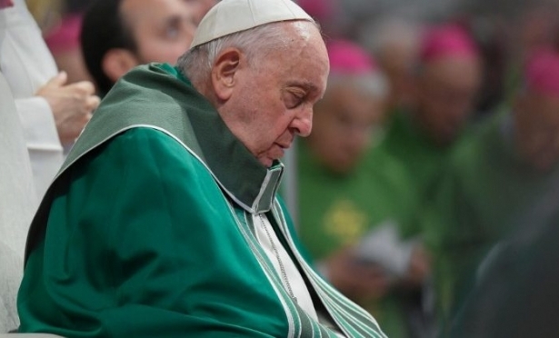 Papa Francisco usa vestes litrgicas realizadas na Amaznia
