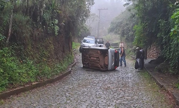 Carro de aplicativo tomba na ladeira Joo de Paiva em Ouro Preto
