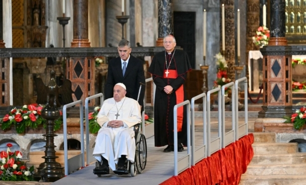 Papa Francisco faz sua primeira viagem em meses e pede: por favor orem por mim